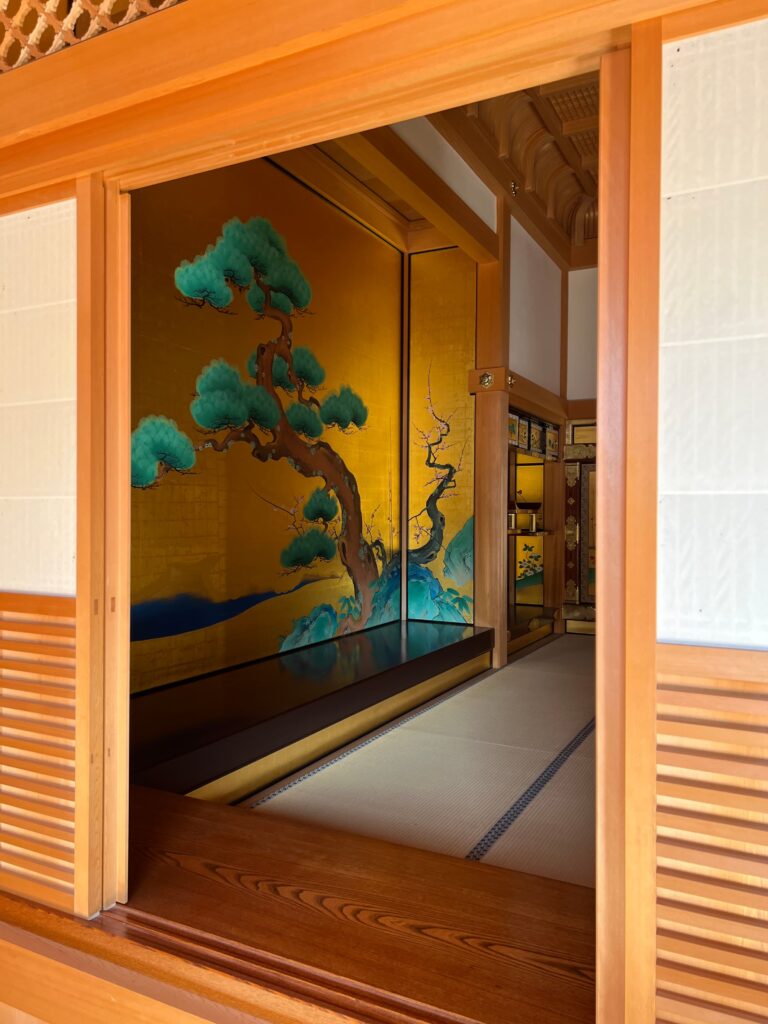 松の木の絵が描いてある床の間が、開いた襖から見えている
