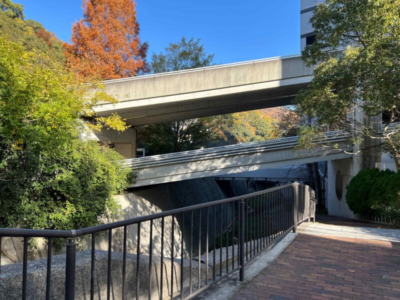 ロープウェイ乗り場への道中の謎の斜め