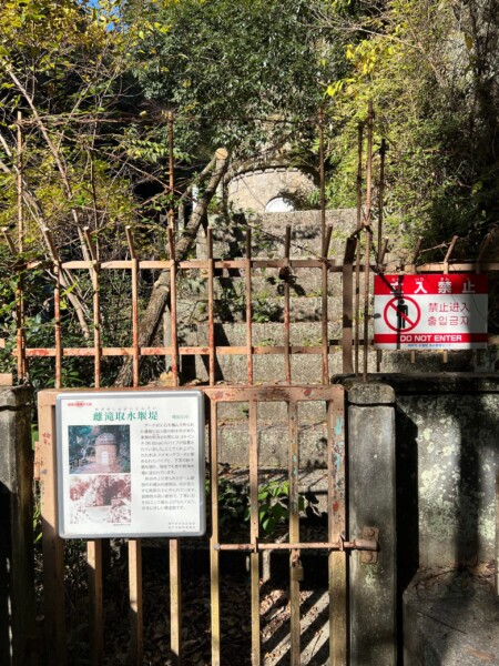 雌滝の隣にある